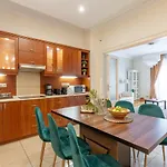 Gde Karoly Apartmant