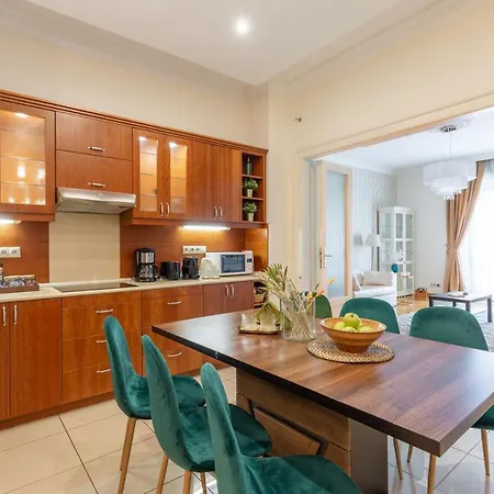 Gde Károly Apartmant