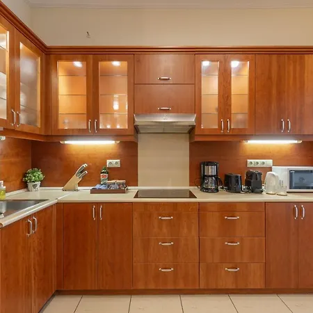 Gde Károly Apartmant